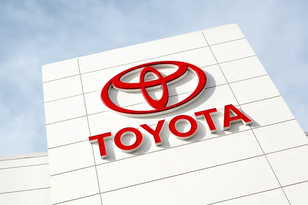 Toyota godło poza w salonie samochodowym Obrazy Stockowe bez tantiem