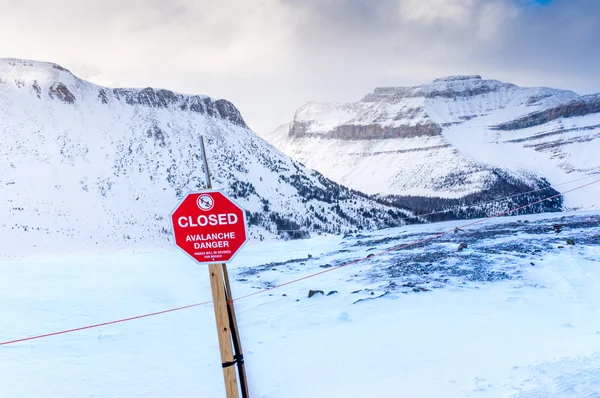 雪崩の危険の記号 — ストック写真