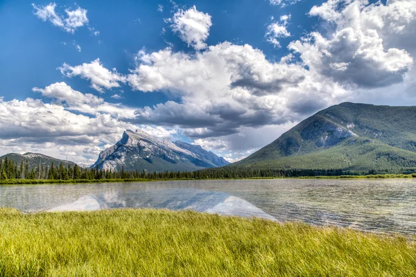 Καναδική ορόσημο: πορφυρό λίμνες το καλοκαίρι — Φωτογραφία Αρχείου