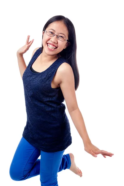 Ásia menina no aparelho golpeando um dose — Fotografia de Stock