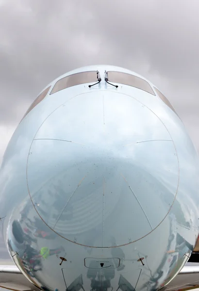 Primer plano de la nariz de una aeronave comercial — Foto de Stock