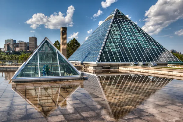 Pirámides de vidrio en Edmonton, Alberta, Canadá — Foto de Stock