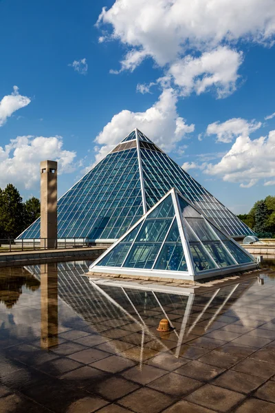 Glas pyramiderna i edmonton, alberta, Kanada — Stockfoto