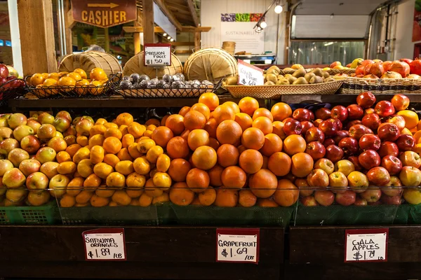 農夫の市場で果物 — ストック写真