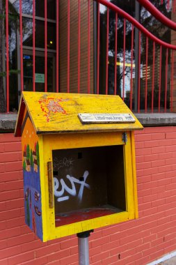 Calgary, Kanada - 13 Kasım 2021: Calgary Çin Mahallesi 'nde ihmal edilmiş yol kenarı Little Free Library kutusu. Küçük Özgür Kütüphane, herkesin kitap alabileceği ya da paylaşabileceği ücretsiz bir kitap paylaşım kutusudur. Onur sistemine göre hareket ediyorlar..