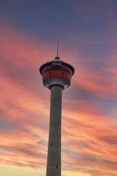 Χρυσό Ηλιοβασίλεμα Πάνω Από Τον Πύργο Calgary Στην Αλμπέρτα Ένα — Φωτογραφία Αρχείου