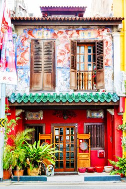 SINGAPORE - 6 Eylül 2017: 1900 'lerin başındaki eski Peranakan evi. Bu savaş öncesi mimari Singapur 'un kültürel mirası, ama tuhaf bir görünüme bürünmüş..