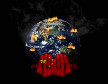 Çin bayrağıyla boyanmış eller, kriz içindeki gezegeni strese sokuyor. Çin 'in iklim krizindeki rolü kavramı; doğal afetler, küresel ısınma, kıyamet, savaş, yargı günü. Bu görüntünün unsurları NASA görüntülerinden izin alarak kullanılıyor.