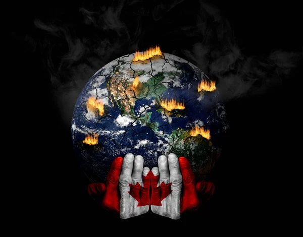 Mãos Pintadas Com Bandeira Canadense Segurando Planeta Estressado Crise Conceito — Fotografia de Stock