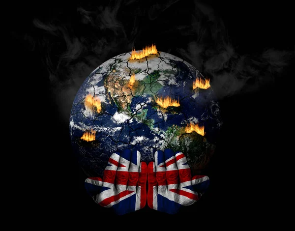 Mãos Pintadas Com Bandeira Britânica Segurando Planeta Estressado Crise Conceito — Fotografia de Stock