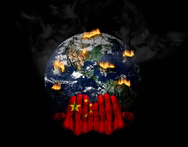 Ręce Pomalowane Chińską Flagą Trzymającą Zestresowaną Planetę Kryzysie Koncepcja Roli Zdjęcia Stockowe bez tantiem