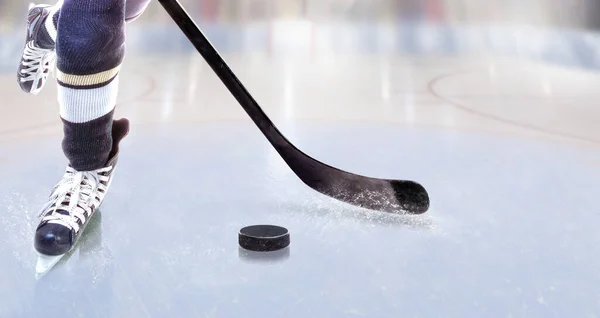 Tiefansicht Eines Eishockeyspielers Mit Stock Auf Der Eisbahn Der Puck — Stockfoto