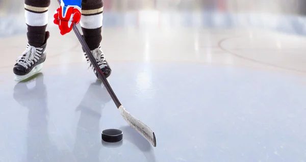 Tiefansicht Eines Eishockeyspielers Mit Stock Auf Der Eisbahn Der Puck — Stockfoto