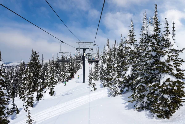 位于美国蒙大拿州惠特法西市的冰川国家公园 滑雪板椅正爬上雪山的一个滑雪场 — 图库照片