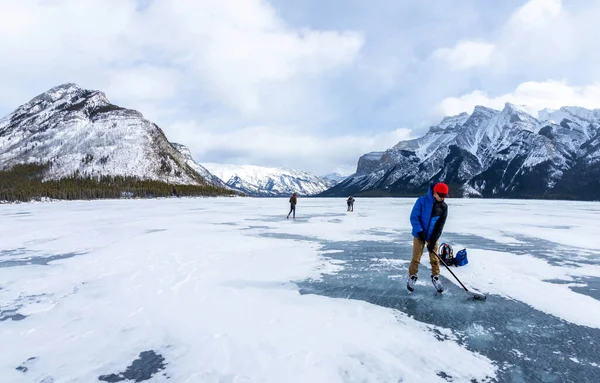 Donmuş Minnewanka Gölü Nde Buz Hokeyi Antrenmanı Yapan Çocuk Soğuk — Stok fotoğraf
