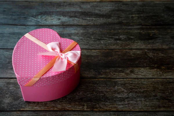 粉色心形情人节礼品盒放在木制桌子上 有复制空间 — 图库照片
