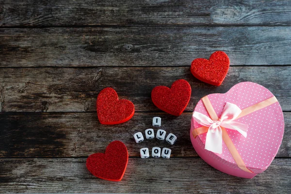 Rosa Herzförmige Valentinstag Geschenkbox Auf Holztisch Mit Love You Text — Stockfoto