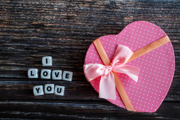 Rosa Herzförmige Valentinstag Geschenkbox Auf Holztisch Mit Love You Text — Stockfoto