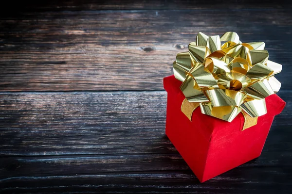 Caja Regalo Roja Mesa Madera Rústica Con Espacio Para Copiar —  Fotos de Stock