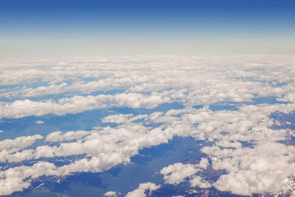 Пушистые Облака Голубое Небо Над Облаками Видимые Самолета — стоковое фото