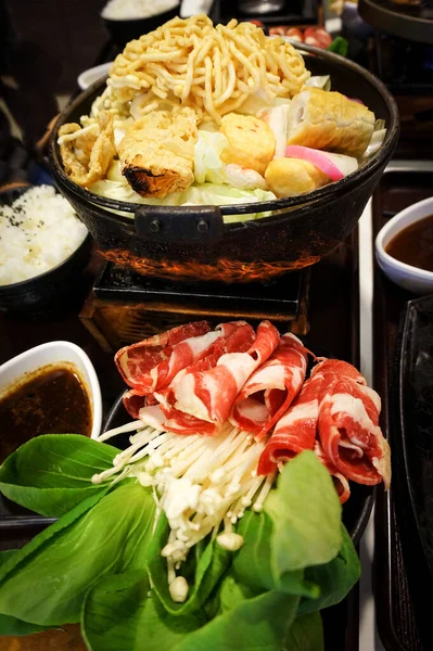 일본의 전통적 포트인 수키야 쇠고기를 썰어서 야채와 내놓았다 — 스톡 사진