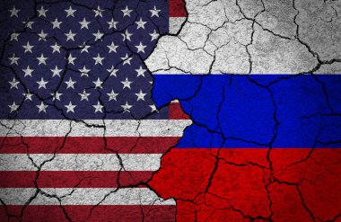 Beton bir duvara ABD ve Rusya 'nın bayrakları boyanmış. Kriz kavramı, dağılmış ilişkiler, diplomasi.