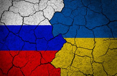 Beton bir duvarda Rusya ve Ukrayna bayrakları. Kriz kavramı, dağılmış ilişkiler, diplomasi, savaş.
