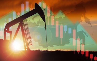 Günbatımı gökyüzüne Rus haritası ve gerilemekte olan hisse senedi arkaplanı ile Jack Silhouette pompala. Rusya 'da petrol üretim ve doğalgaz endüstrisi veya düşen petrol fiyatları kavramı.