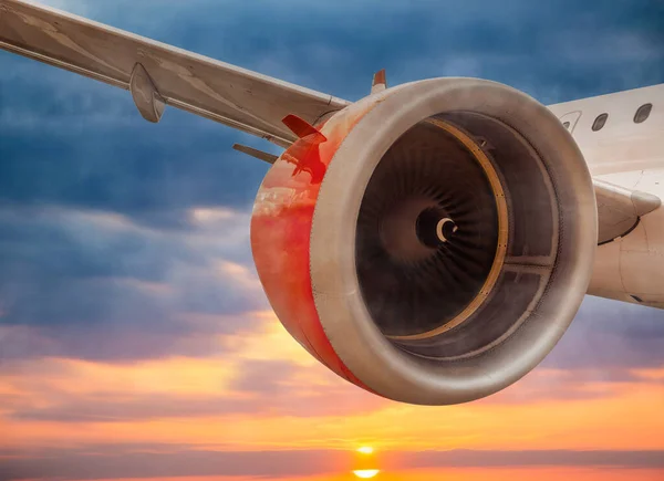 Primer Plano Del Avión Con Motor Rojo Girando Mientras Vuela —  Fotos de Stock