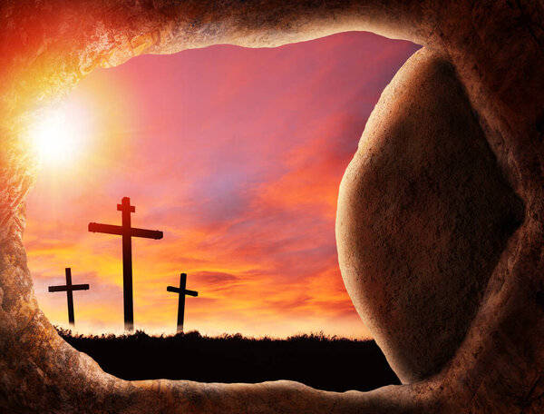 Страстная пятница Пасхальная концепция воскрешения Иисуса из пустой гробницы в погребальной пещере с раскатанными камнями, показывающими кресты распятия на восходе солнца.