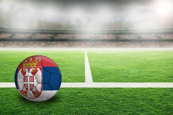 Piłka Nożna Jasno Oświetlonym Stadionie Malowaną Flagą Serbii Skup Się — Zdjęcie stockowe