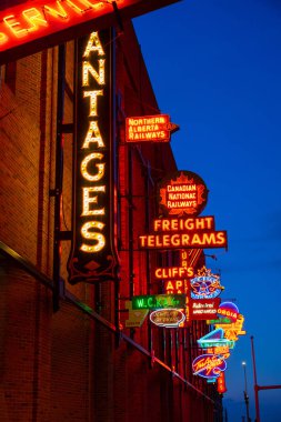 EDMONTON, CANADA - 17 APRIL 2022: Özgür açık hava halka açık Neon İşaret Müzesi, eski veya yıkılan binaların tarihi neon tabelaları koleksiyonudur ve Edmonton, Alberta, Kanada şehir merkezindeki 4. cadde gezinti alanında sergilenmek üzere hayata döndürülmüştür..