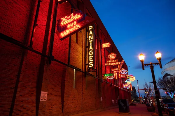 EDMONTON, CANADA - 17 APRIL 2022: Özgür açık hava halka açık Neon İşaret Müzesi, eski veya yıkılan binaların tarihi neon tabelaları koleksiyonudur ve Edmonton, Alberta, Kanada şehir merkezindeki 4. cadde gezinti alanında sergilenmek üzere hayata döndürülmüştür..