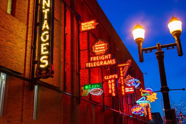 EDMONTON, CANADA - 17 APRIL 2022: Özgür açık hava halka açık Neon İşaret Müzesi, eski veya yıkılan binaların tarihi neon tabelaları koleksiyonudur ve Edmonton, Alberta, Kanada şehir merkezindeki 4. cadde gezinti alanında sergilenmek üzere hayata döndürülmüştür..