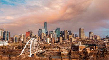 Sabah güneşi Edmonton şehir merkezindeki gökdelenlerin etrafındaki Saskatchewan Nehri 'nin karşısındaki Walterdale Köprüsü' nü gösteriyor. Edmonton, Kanada 'nın Alberta eyaletinin başkentidir..