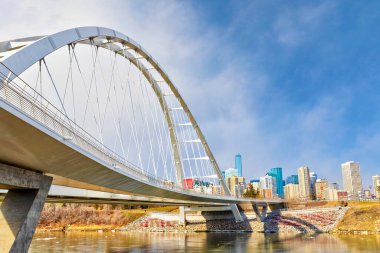 Saskatchewan Nehri 'nin karşısındaki Iconic Walterdale Köprüsü Edmonton, Alberta, Kanada şehir merkezine çıkıyor..