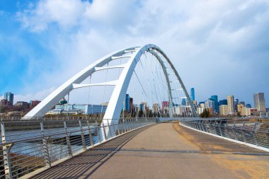 Saskatchewan Nehri 'nin karşısındaki Iconic Walterdale Köprüsü Edmonton, Alberta, Kanada şehir merkezine çıkıyor..