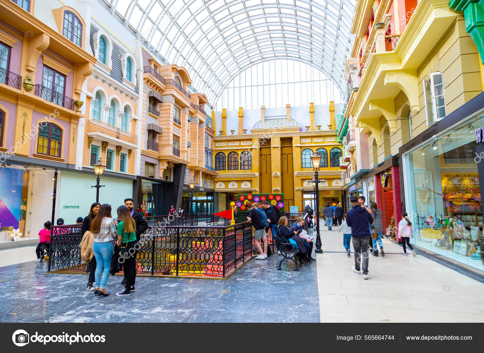 埃德蒙顿加拿大2022年4月16日购物者参观加拿大艾伯塔省的西埃德蒙顿购物中心它高530万平方英尺是北美第二大购物中心——