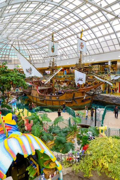 Edmonton Canada April 2022 Shoppers Visit West Edmonton Mall Alberta — Stock Photo, Image