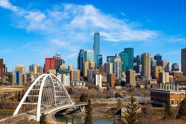 Edmonton şehir merkezindeki gökdelenler ve Saskatchewan Nehri 'nin karşısındaki Walterdale Köprüsü' nü gösteriyor. Edmonton, Kanada 'nın Alberta eyaletinin başkentidir..