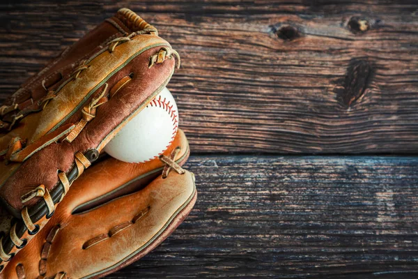 Guante Béisbol Softbol Cuero Con Bola Sobre Fondo Rústico Madera —  Fotos de Stock