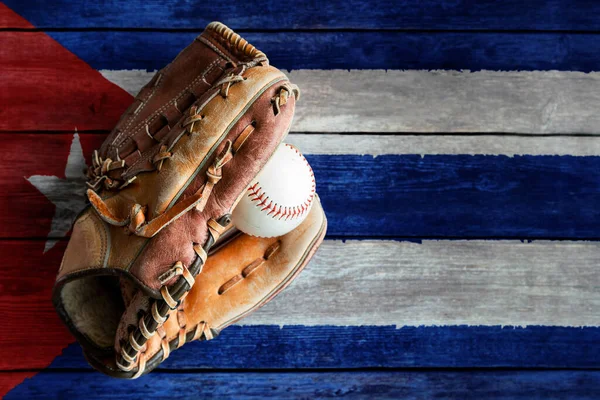 Bőr Baseball Kesztyű Labda Rusztikus Háttér Festett Kubai Zászló Másolás — Stock Fotó