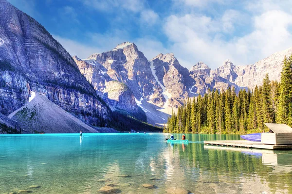 Visitantes Não Identificáveis Canoagem Seus Barcos Cor Turquesa Moraine Lake — Fotografia de Stock