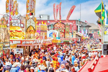 CALGARY, CANADA - 9 Temmuz 2019: Geleneksel Calgary Stampede 'de kalabalık caddeyi doldurdu. Calgary Stampede genellikle dünyanın en büyük açık hava gösterisi olarak adlandırılır ve dünyanın en büyük açık hava rodeosudur..