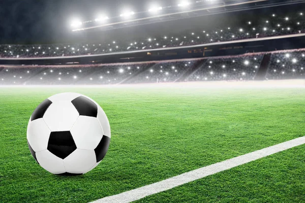 Piłka Nożna Jasno Oświetlonych Fikcyjnych Stadionie Widzami Błyski Aparatu Skup — Zdjęcie stockowe
