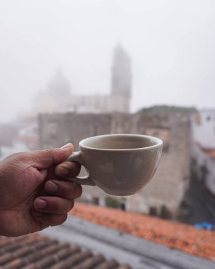 Meksika, Taxco 'da bir fincan kahve tutuyor.