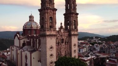 Taxco Mexico 'da Santa Prisca Kilisesi' nde günbatımı