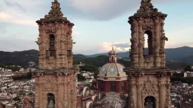 Taxco Mexico 'daki Santa Prisca Kilisesi' nin havadan görünüşü