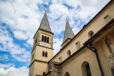 Kilise & bulutlu gökyüzü