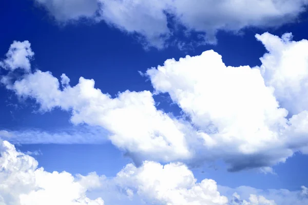 Fond bleu ciel avec des nuages blancs — Photo